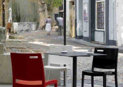 siège et table terrasse de café