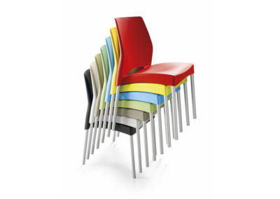 CHAISES EMPILABLE